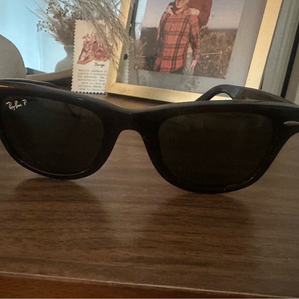Ray-Ban Black Wayfarer Sunglasses Classic Design
